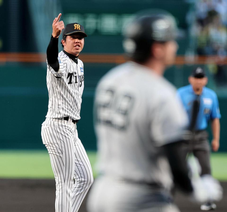 １回、才木はダルベックを空振り三振に打ち取る（撮影・山口登）