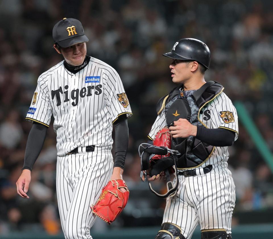 ６回を終え、坂本（右）とベンチに戻る才木（撮影・西田忠信）