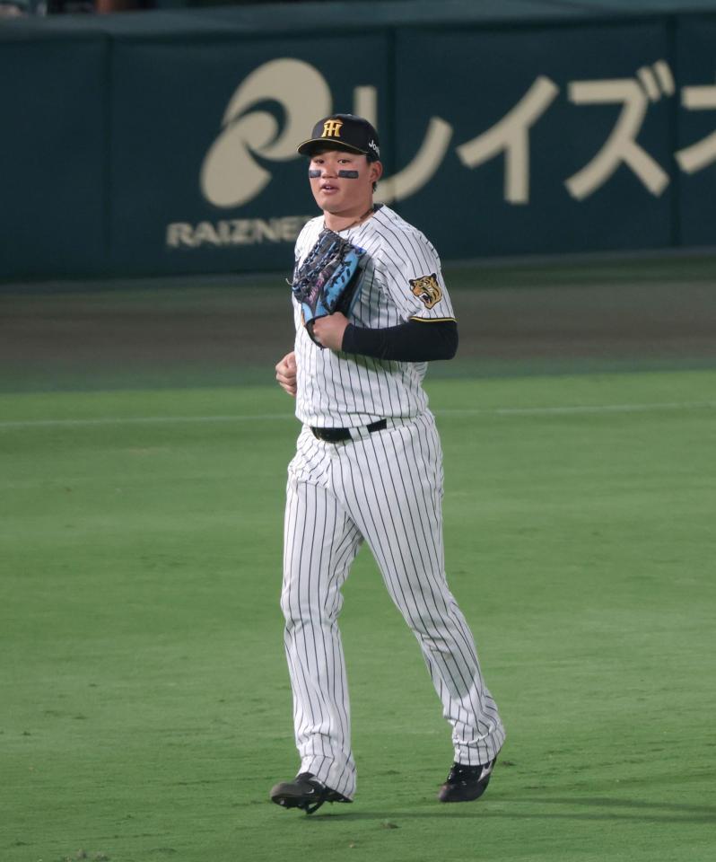 ９回、右翼の守備に就く森下（撮影・立川洋一郎）