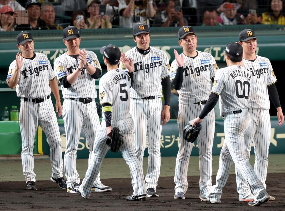 ナインと勝利のタッチを交わす才木（中央）ら（撮影・立川洋一郎）