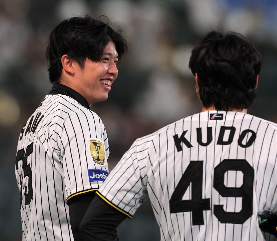 勝利後、工藤（右）に笑顔で話しかける才木（撮影・西田忠信）