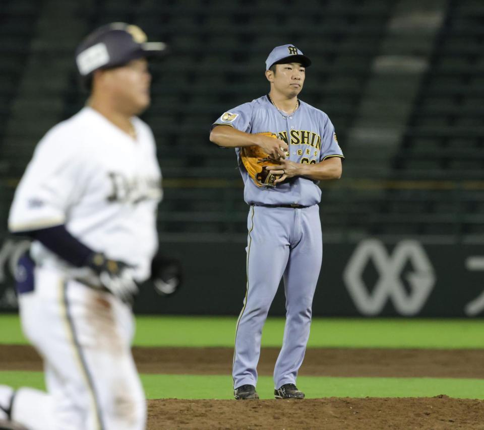 ７回、石井は内藤（左）に本塁打を浴びる（撮影・坂部計介）