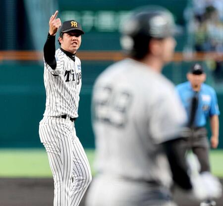 　１回、ダルベック（手前）を空振り三振に仕留める才木（撮影・山口登）