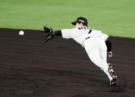 ７回、中野は松本の打球を捕球し二塁封殺する（撮影・山口登）