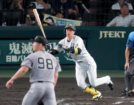 ３回、センターゴロで先制点を挙げる近本（撮影・立川洋一郎）
