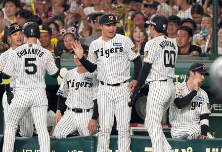 ３回、中野の適時打で生還した近本、元山を迎える森下（撮影・田中太一）