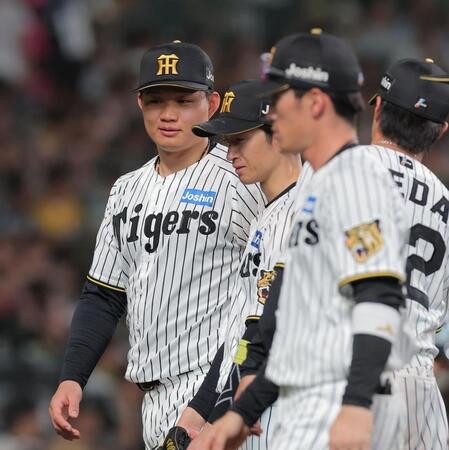 ３回の守備を終えたナインを迎える森下（左）＝撮影・西田忠信