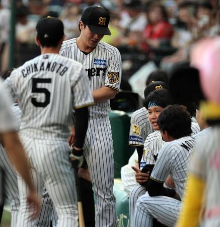 試合前、円陣でナインに声を掛ける森下（中央右）＝撮影・山口登