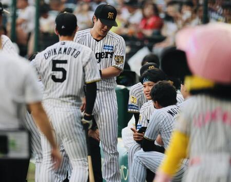 試合前、円陣でナインに声を掛ける森下（撮影　山口登）