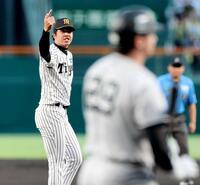 　１回、ダルベック（手前）を空振り三振に仕留める才木（撮影・山口登）