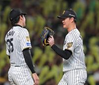 ７回を投げ終え、才木（左）に迎えられる及川（撮影・西田忠信）