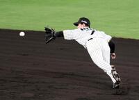 ７回、中野は松本の打球を捕球し二塁封殺する（撮影・山口登）