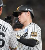 ７回阪神１死一塁、右前打を放った阪神・中野拓夢＝甲子園（撮影・西田忠信）