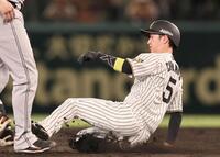 ３回、二盗を決める近本（撮影・田中太一）