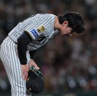 勝利後、スタンドに一礼する工藤（撮影・西田忠信）
