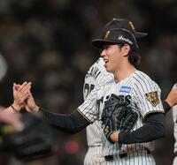 最後を締め、笑顔でタッチをかわす工藤（撮影・西田忠信）