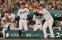 ３回、中野の適時打で喜ぶ森下（右）＝撮影・田中太一