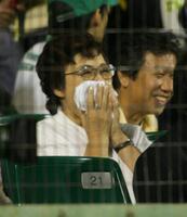 感激の表情を浮かべる岡田監督の母・サカヨさん＝２００５年９月２９日、甲子園（撮影・飯室逸平）