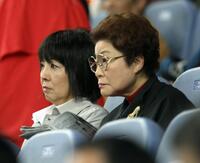 試合を見守るオリックス・岡田彰布監督の妻・陽子さん（左）と母・サカヨさん＝２０１０年３月２０日、京セラドーム（撮影・高部洋祐）