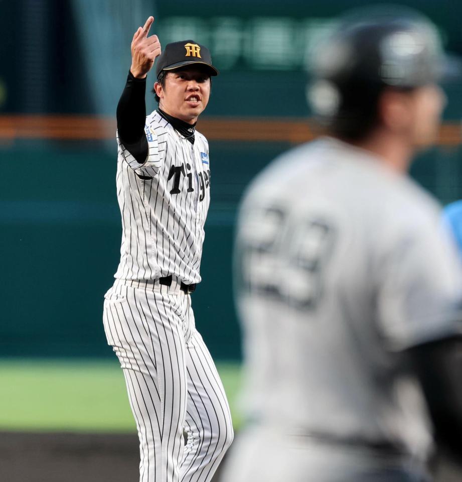 １回、才木はダルベックを空振り三振に打ち取る（撮影・山口登）