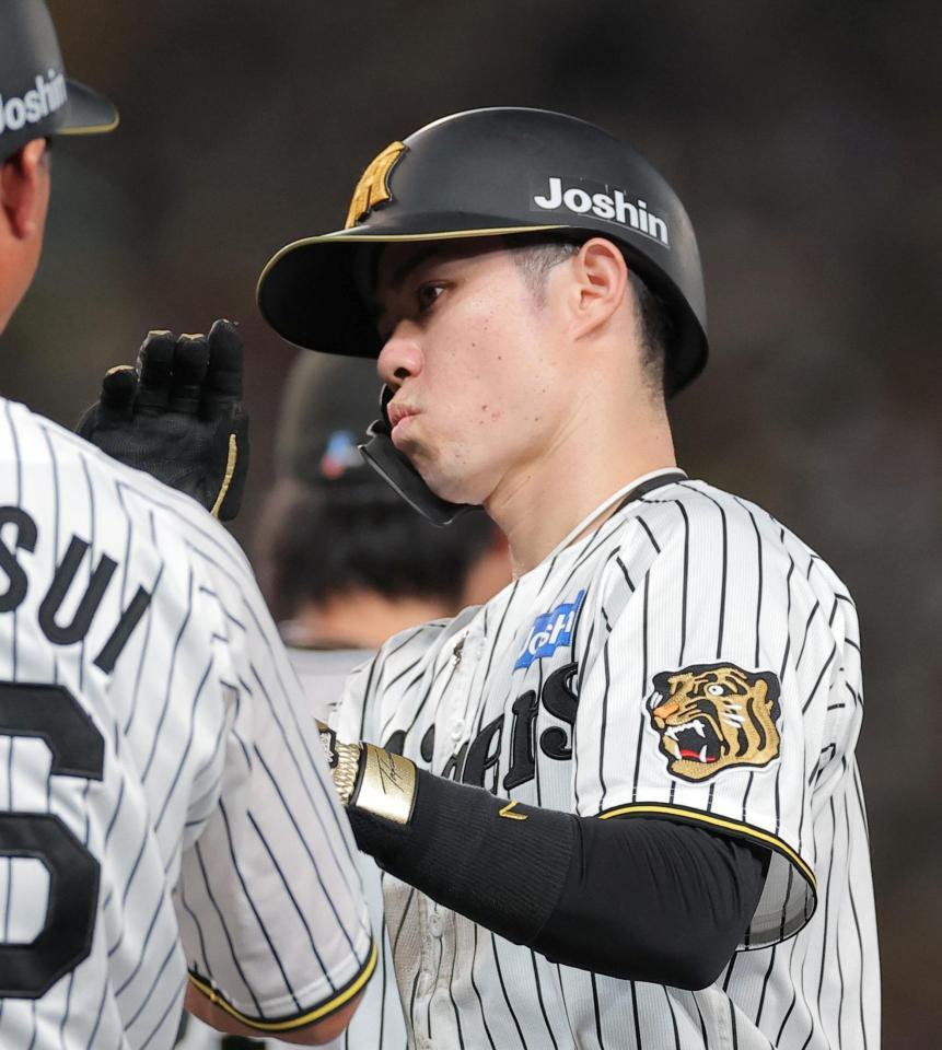 ７回阪神１死一塁、右前打を放った阪神・中野拓夢＝甲子園（撮影・西田忠信）