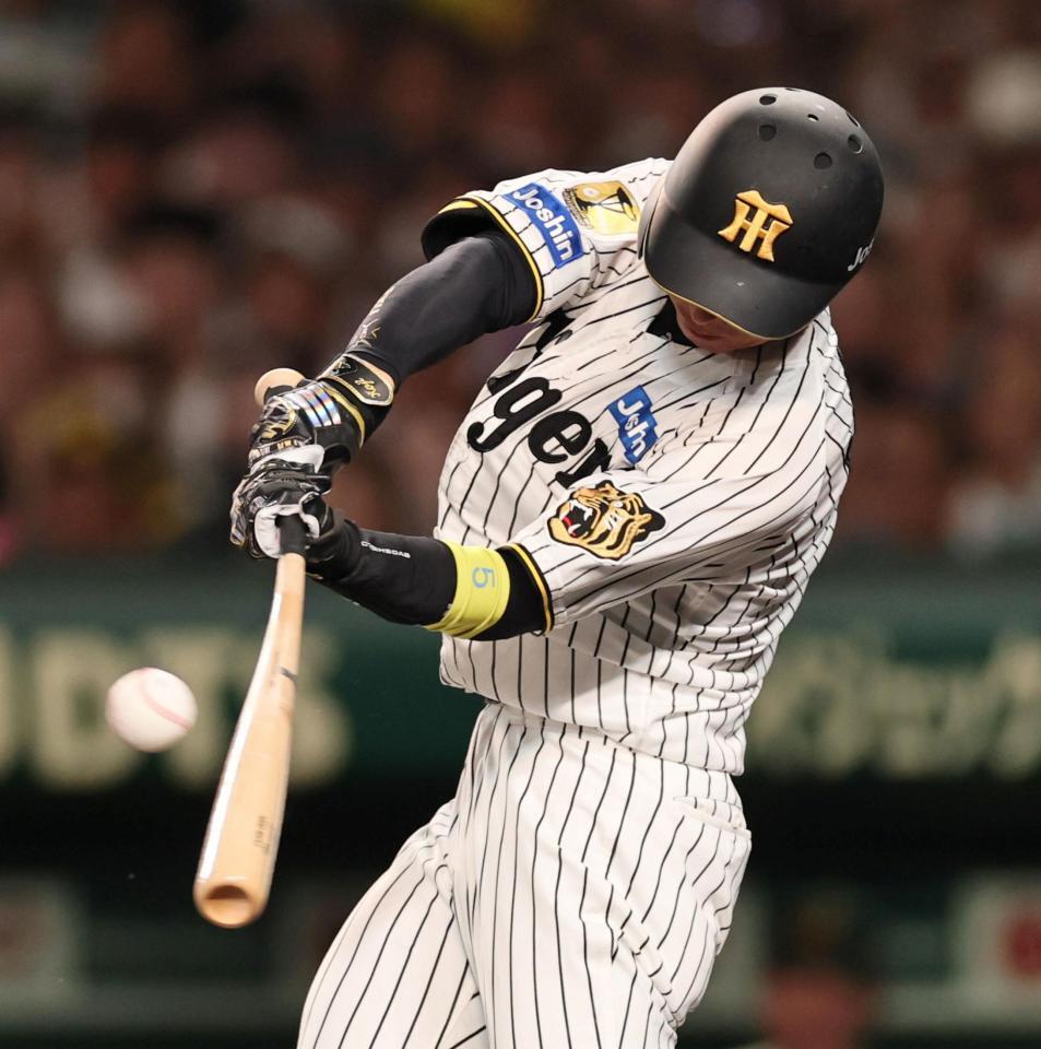 ３回、先制打を放つ近本（撮影・田中太一）