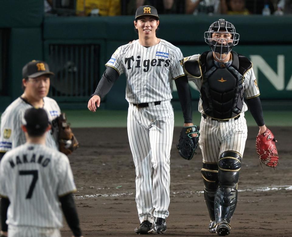 ９回を締めくくって笑顔を見せる工藤（中央）＝撮影・立川洋一郎