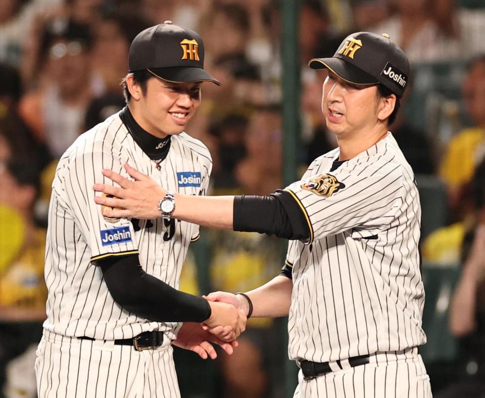 勝利を挙げ、握手をする才木と藤川監督（撮影・田中太一）