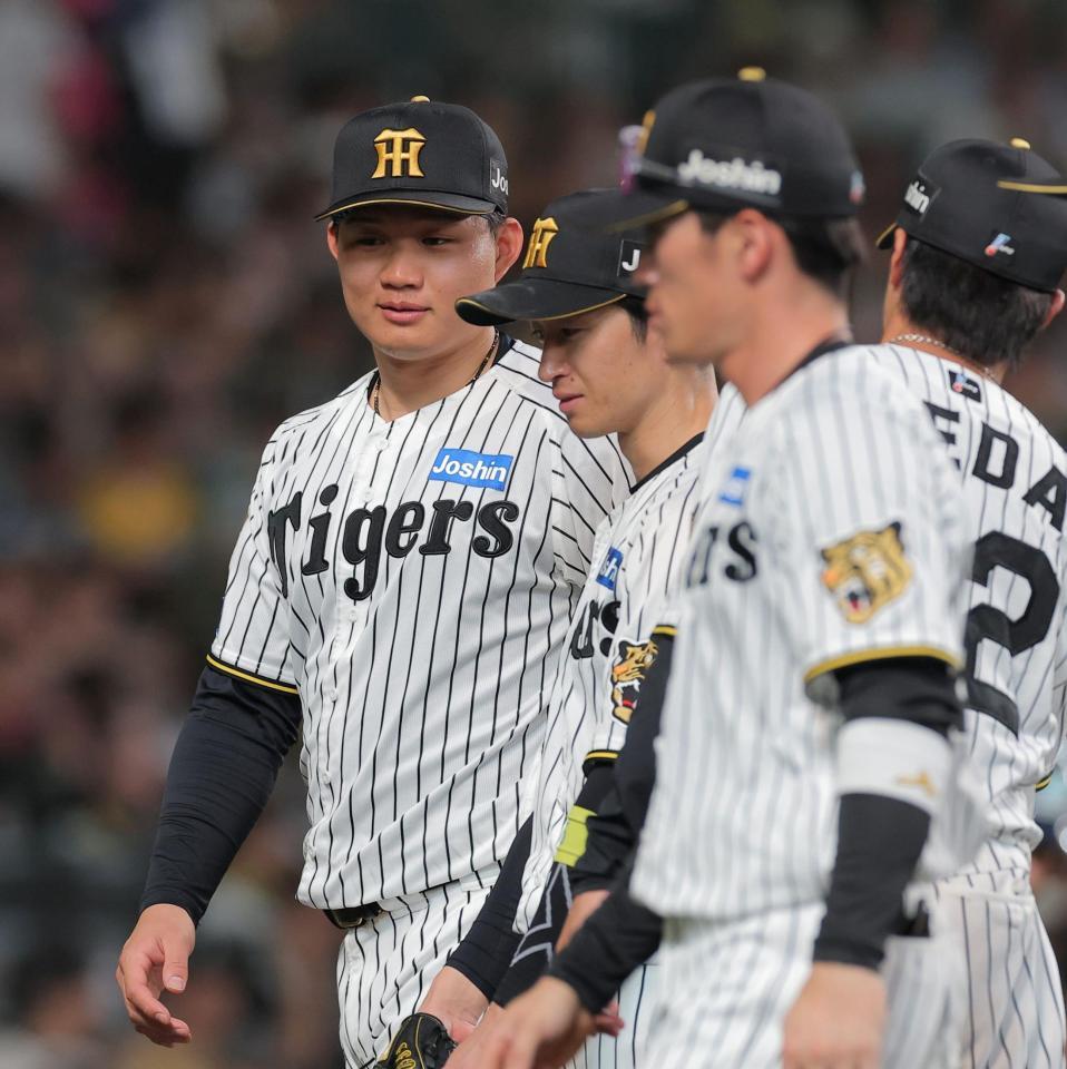 ３回の守備を終えたナインを迎える森下（左）＝撮影・西田忠信