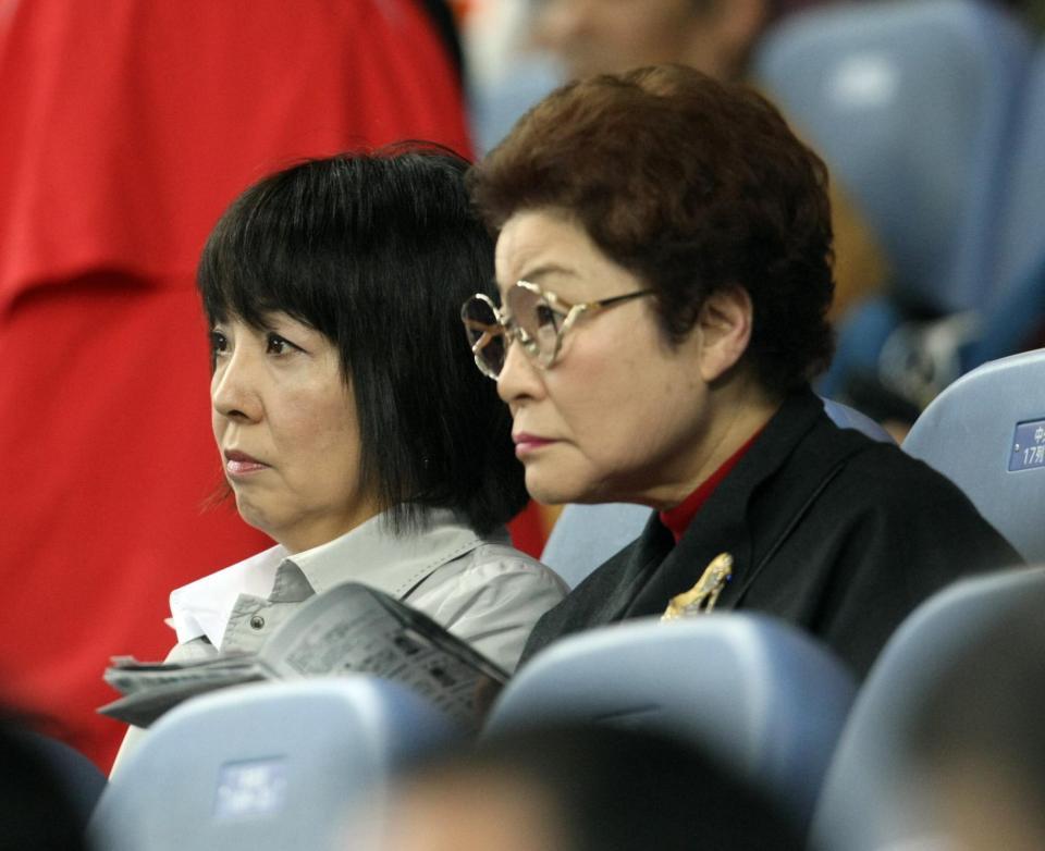 試合を見守るオリックス・岡田彰布監督の妻・陽子さん（左）と母・サカヨさん＝２０１０年３月２０日、京セラドーム（撮影・高部洋祐）