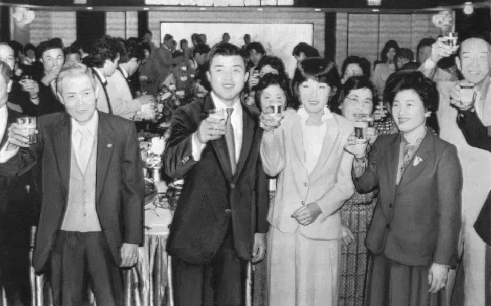 「岡田会新年パーティー」で乾杯をする（左から）父親・勇郎さん、岡田彰布、陽子夫人、母親・サカヨさん＝１９８３（昭和５８）年１月９日、大阪・梅田のホテル阪神