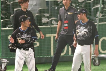　オールスター第１戦で巨人・坂本（右）と話し込む坂本（左）＝７月２８日