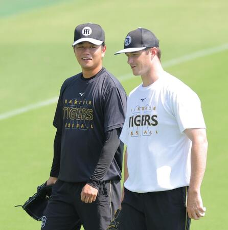 ルーカス（左）とのキャッチボールを終え笑顔を見せる高橋（撮影・西田忠信）