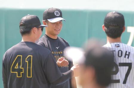 明るい表情で練習に臨む高橋（中央）＝撮影・西田忠信