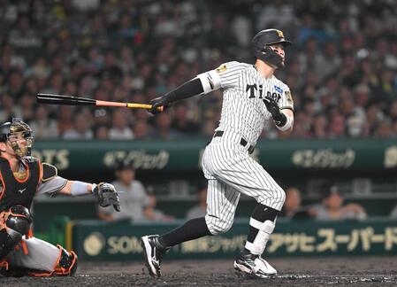 　２８日の巨人戦で適時打を放つ佐藤輝
