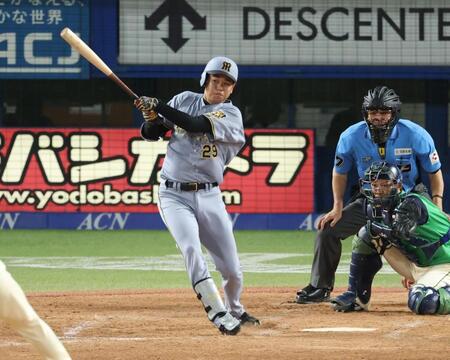 ５回、右前に先制適時打を放つ高橋（撮影・金田祐二）