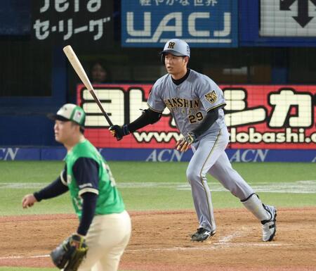 ５回、右前に先制適時打を放つ高橋（撮影・金田祐二）