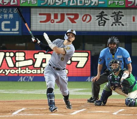 ６回、左中間に２ランを放つ佐藤輝（撮影・金田祐二）