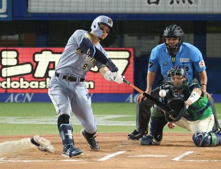 ６回、左中間に２ランを放つ佐藤輝（撮影・金田祐二）