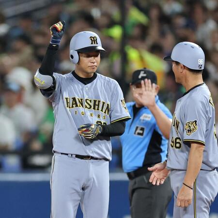 ５回、先制適時打を放った高橋はベンチにポーズを送る（撮影・山口登）