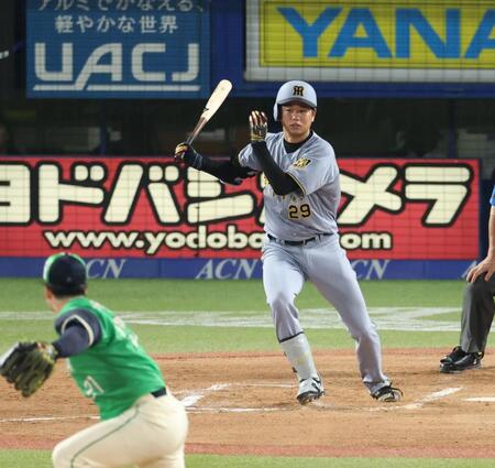 ７回阪神１死一塁、中前打を放つ阪神・高橋遥人＝神宮（撮影・金田祐二）