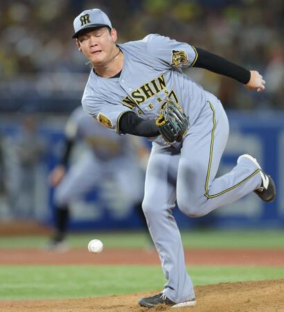 ８回、増田の打球が及川の足に当たる（撮影・吉澤敬太）