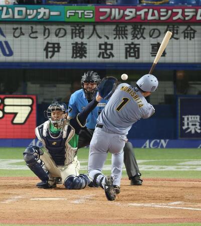 ９回、間一髪でよける森下（撮影・金田祐二）