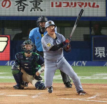 ８回、左前打を放つ大山（撮影・金田祐二）