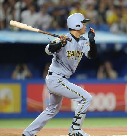 ７回、中前にバスターを決める（撮影・吉澤敬太）