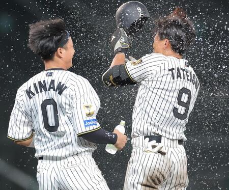 １０回、サヨナラ打を放ち木浪（左）に祝福される立石（撮影・西田忠信）