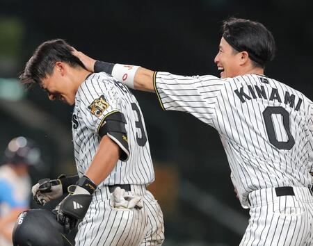 １０回、サヨナラ打を放ち木浪（右）に祝福される立石（撮影・西田忠信）