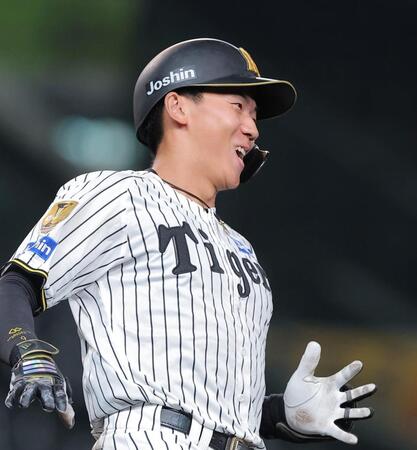１０回、サヨナラ打を放ち笑顔を見せる立石（撮影・西田忠信）