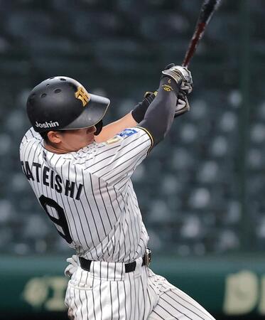 ５回、左前打を放つ立石（撮影・西田忠信）