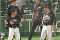 　オールスター第１戦で巨人・坂本（右）と話し込む坂本（左）＝７月２８日